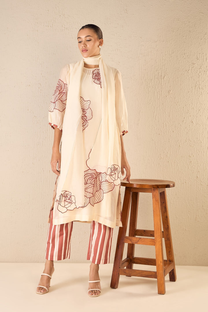 ROSE BALLAD: IVORY CHANDERI DUPATTA WITH RED ROSE SCALLOP