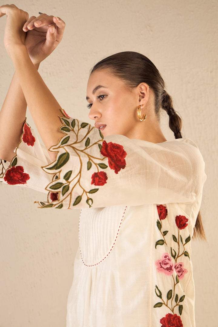 ROSE SHINE: IVORY PINK & RED ROSE EMBROIDERED KALI KURTA WITH IVORY FLORAL EMBROIDERED SCALLOPED PANTS & IVORY CHANERI ROSE EMBRIODERY SCALLOPED DUPATTA