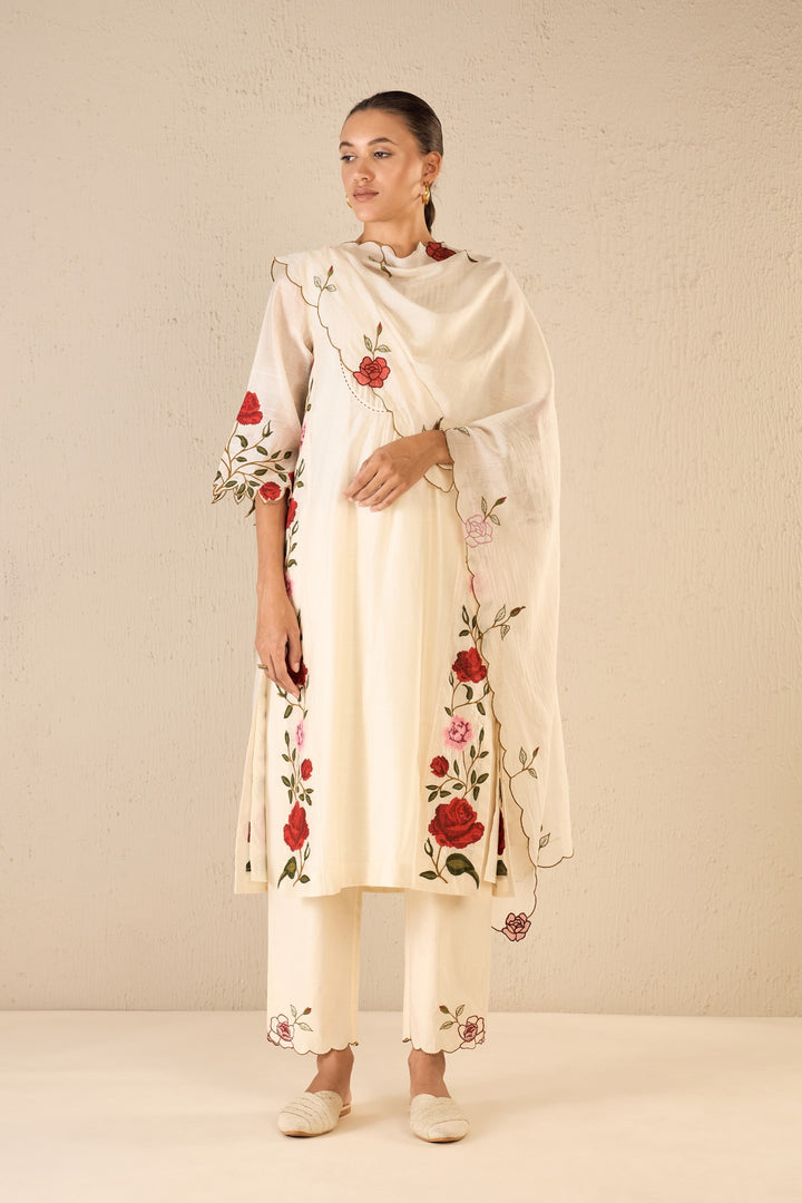 ROSE SHINE: IVORY PINK & RED ROSE EMBROIDERED KALI KURTA WITH IVORY FLORAL EMBROIDERED SCALLOPED PANTS & IVORY CHANERI ROSE EMBRIODERY SCALLOPED DUPATTA