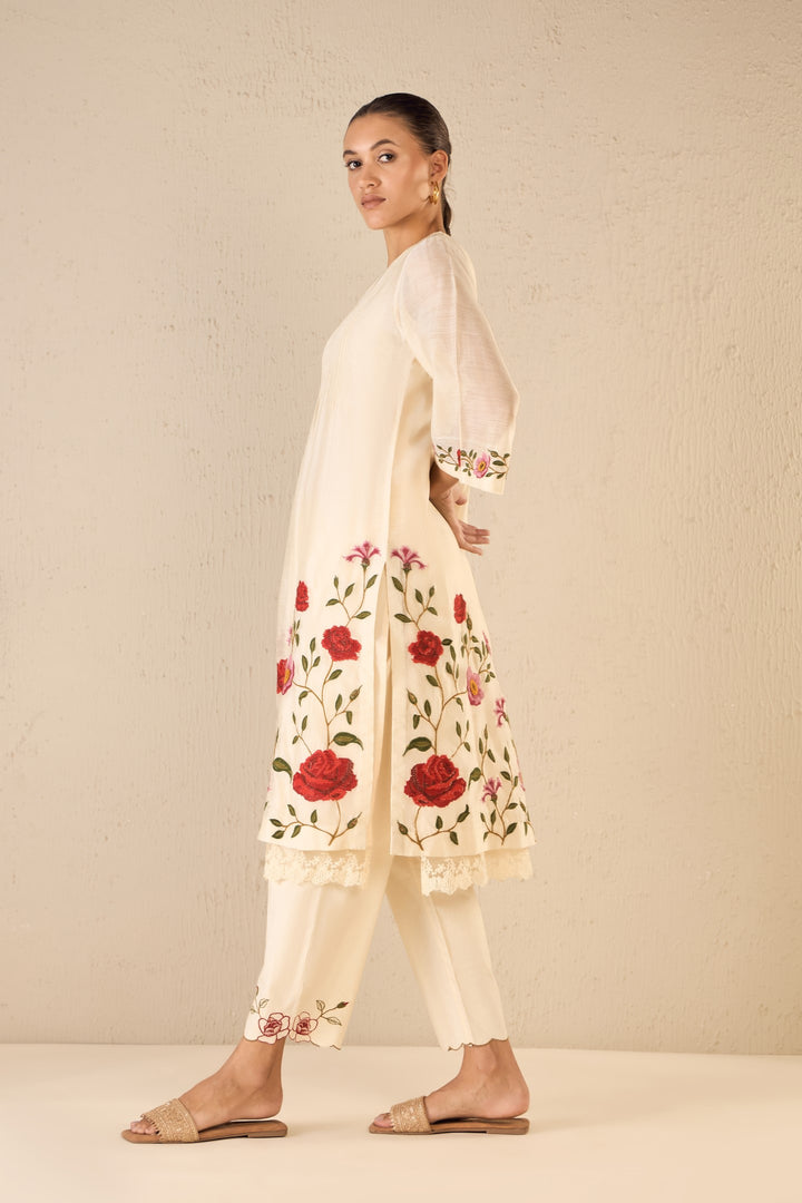 GARDENIA CHARM: IVORY FLORAL EMBRIODERY JAAL KURTA WITH IVORY EMBROIDERY SCALLOPED PANTS & IVORY CHANERI ROSE EMBRIODERY BORDER DUPATTA