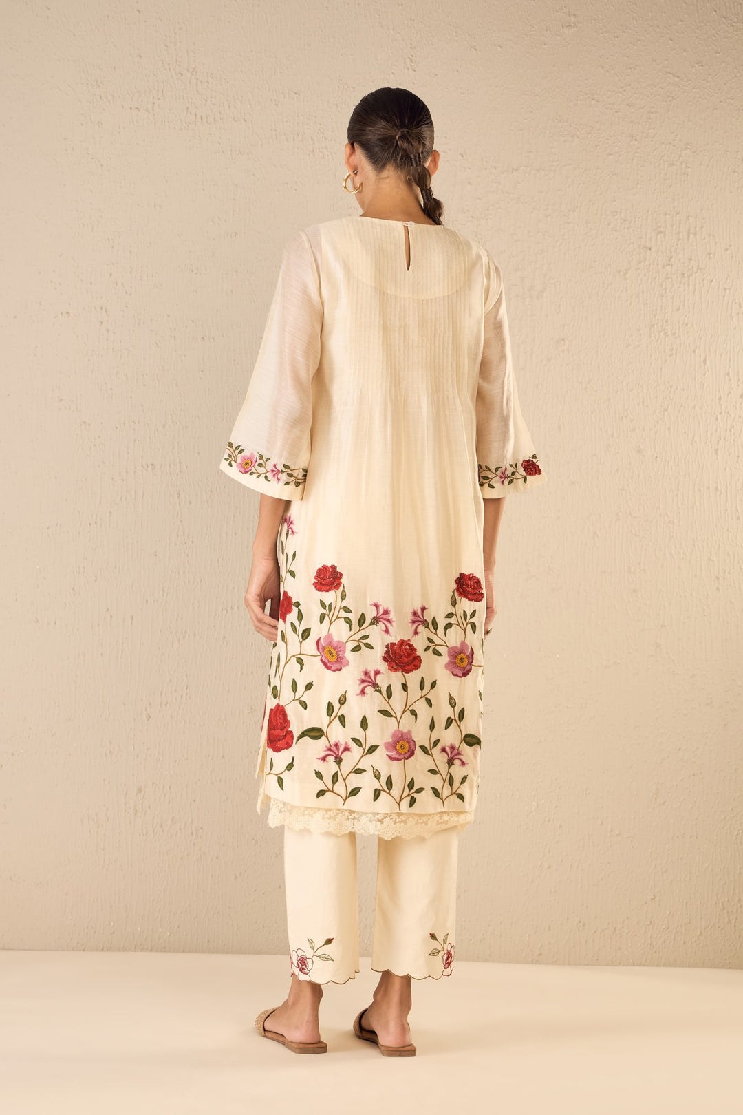 GARDENIA CHARM: IVORY FLORAL EMBRIODERY JAAL KURTA WITH IVORY EMBROIDERY SCALLOPED PANTS & IVORY CHANERI ROSE EMBRIODERY BORDER DUPATTA