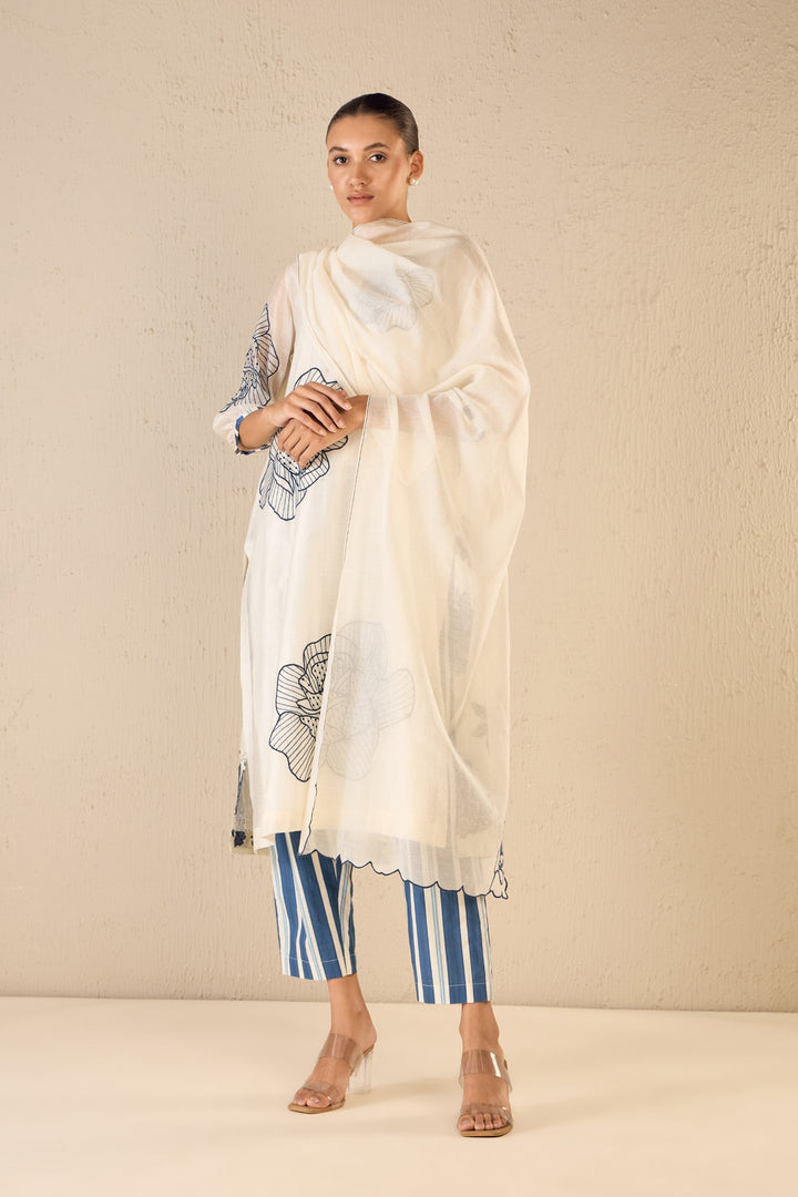 ROSE BALLAD: IVORY CHANDERI DUPATTA WITH BLUE ROSE SCALLOP