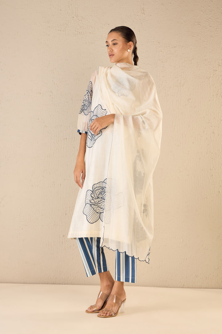 ROSE BALLAD: IVORY CHANDERI DUPATTA WITH BLUE ROSE SCALLOP