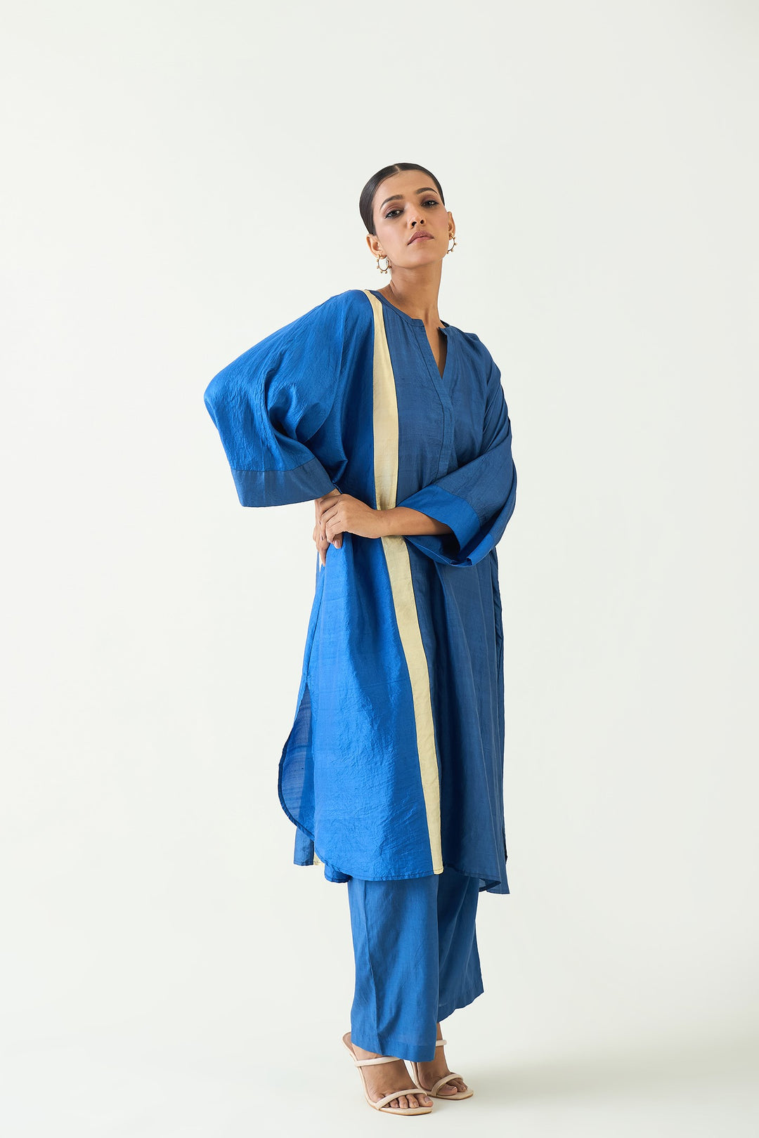 Niti: Linear Blue and Beige Long Kimono set- Blue