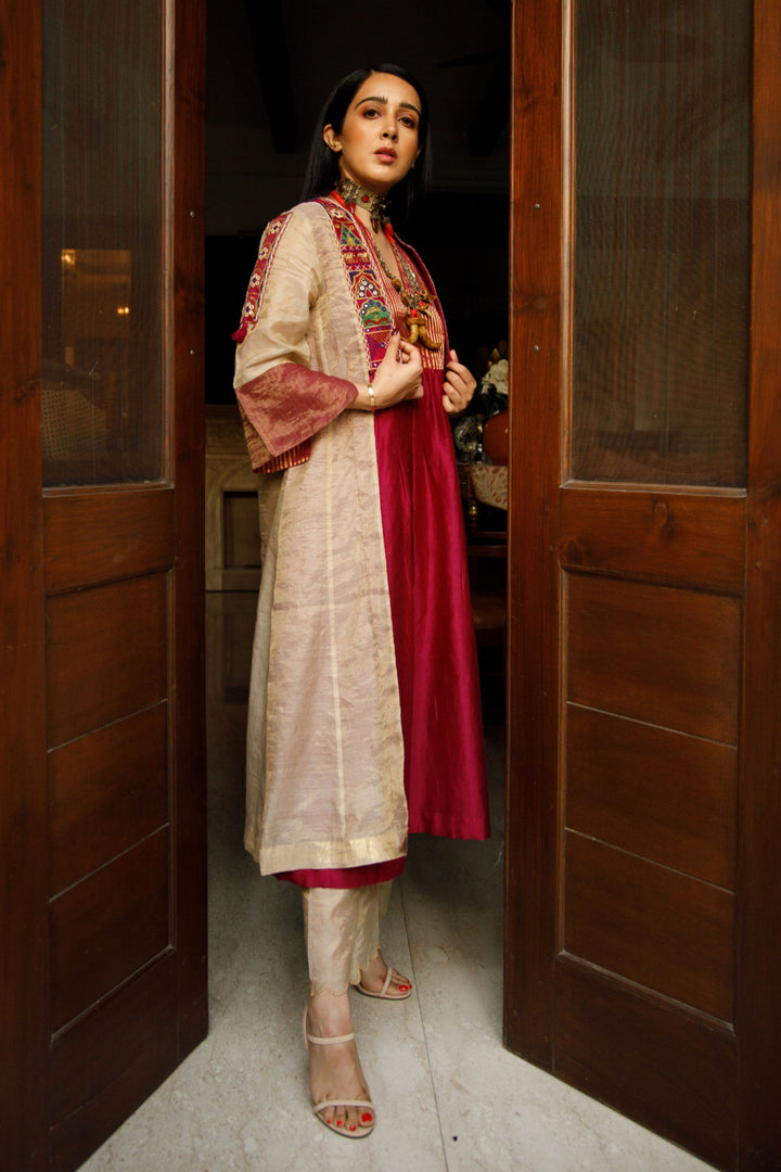 BEIGE HANDWOVEN TISSUE CHANDERI PADMAVAT JACKET WITH TISSUE SCALLOP PANTS