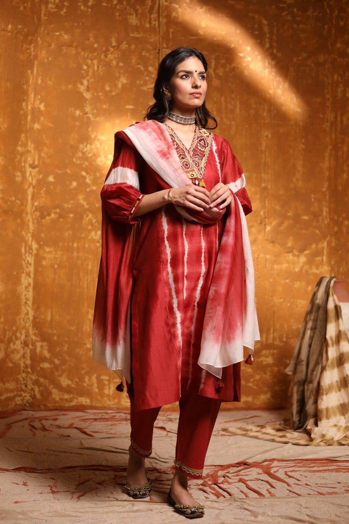 Maroon V-Neck Tie Dye Kurta With Pant & Dupatta