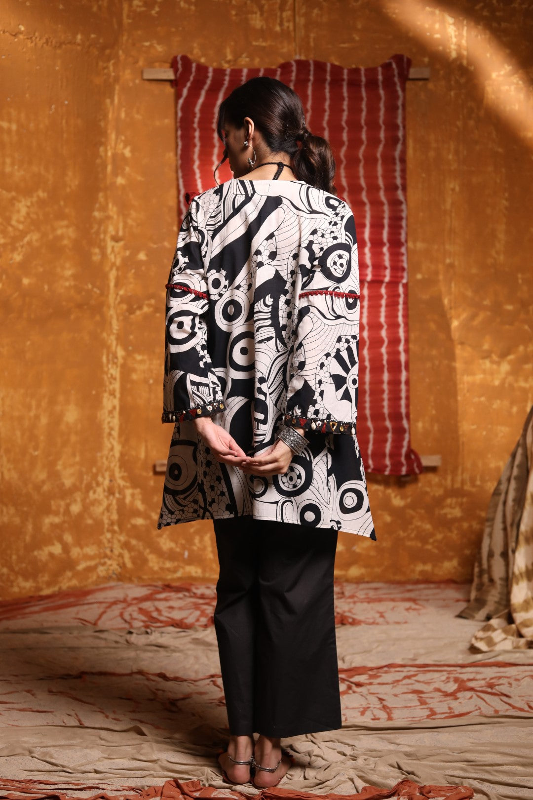 Black & white abstract print short kaftan with  V-neck emb.