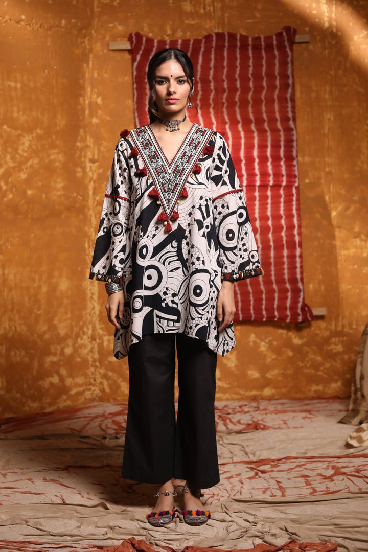 Black & white abstract print short kaftan with  V-neck emb.