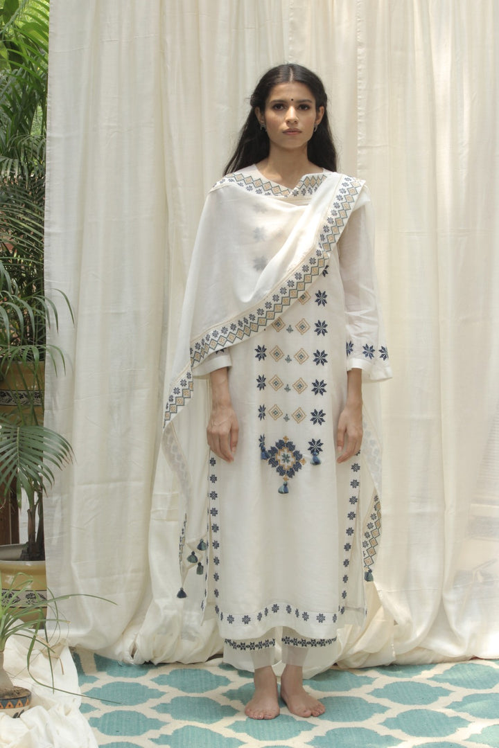 CREAM CHANDERI AZTEC EMBROIDERED BORDER DUPATTA