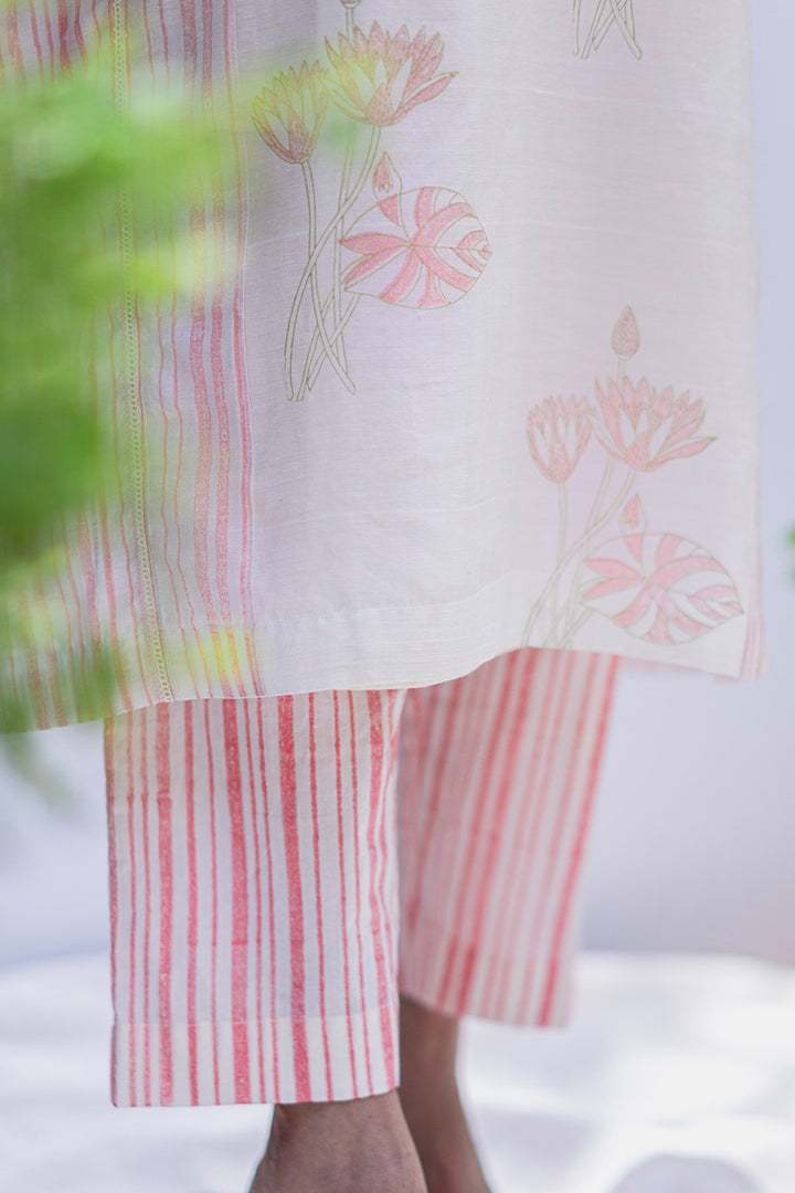 IVORY CHANDERI HAND BLOCK PRINTED FLORAL MOTIF WITH PINK STRIPE BLANKET STITCH YOKE KURTA WITH PRINTED PANTS AND LACE STOLE