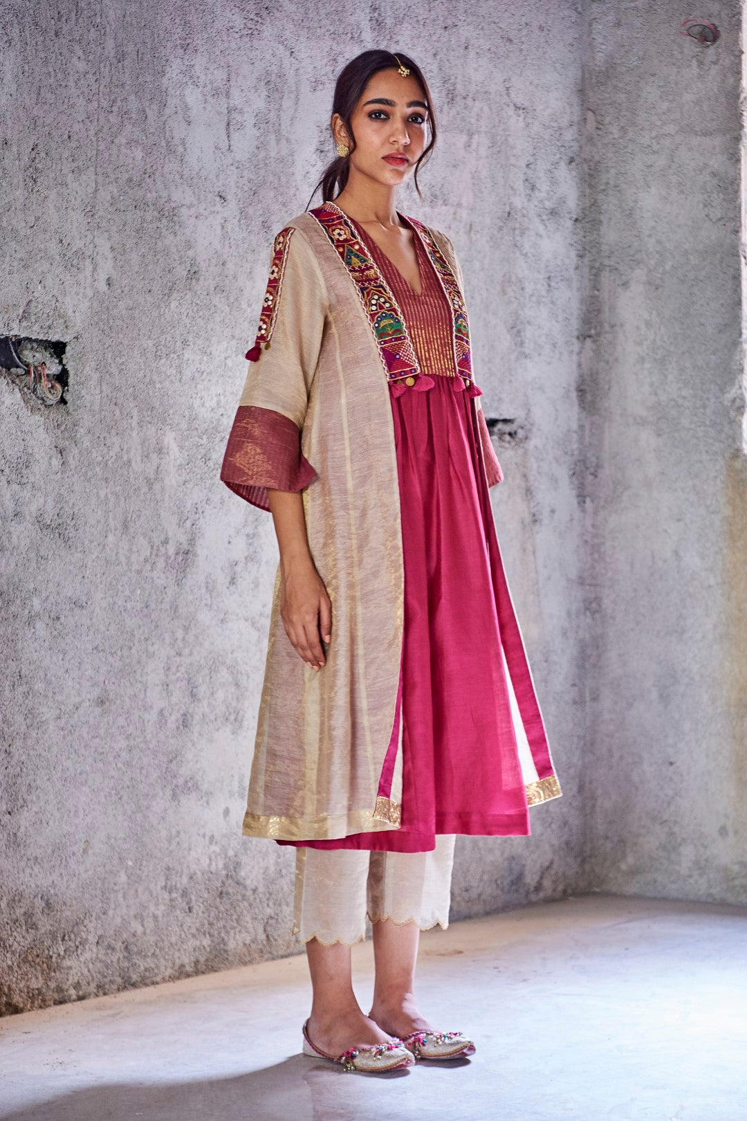 BEIGE HANDWOVEN TISSUE CHANDERI PADMAVAT JACKET WITH TISSUE SCALLOP PANTS