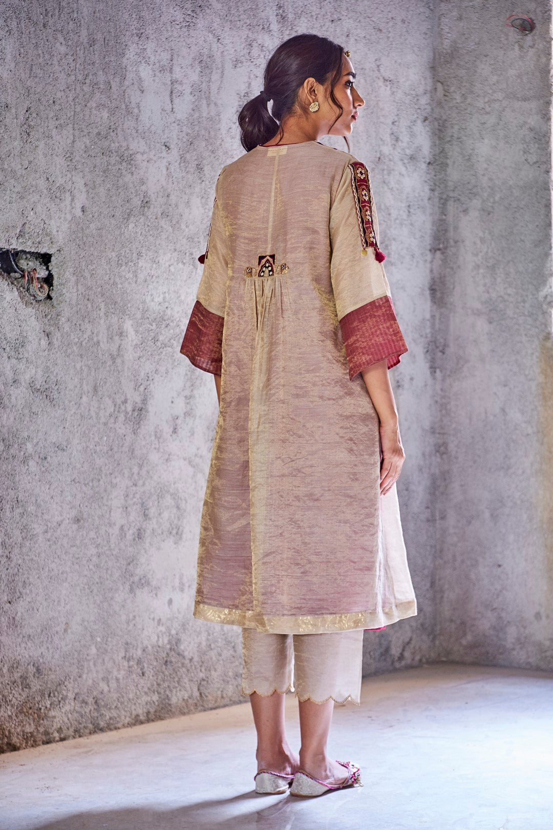 BEIGE HANDWOVEN TISSUE CHANDERI PADMAVAT JACKET WITH TISSUE SCALLOP PANTS